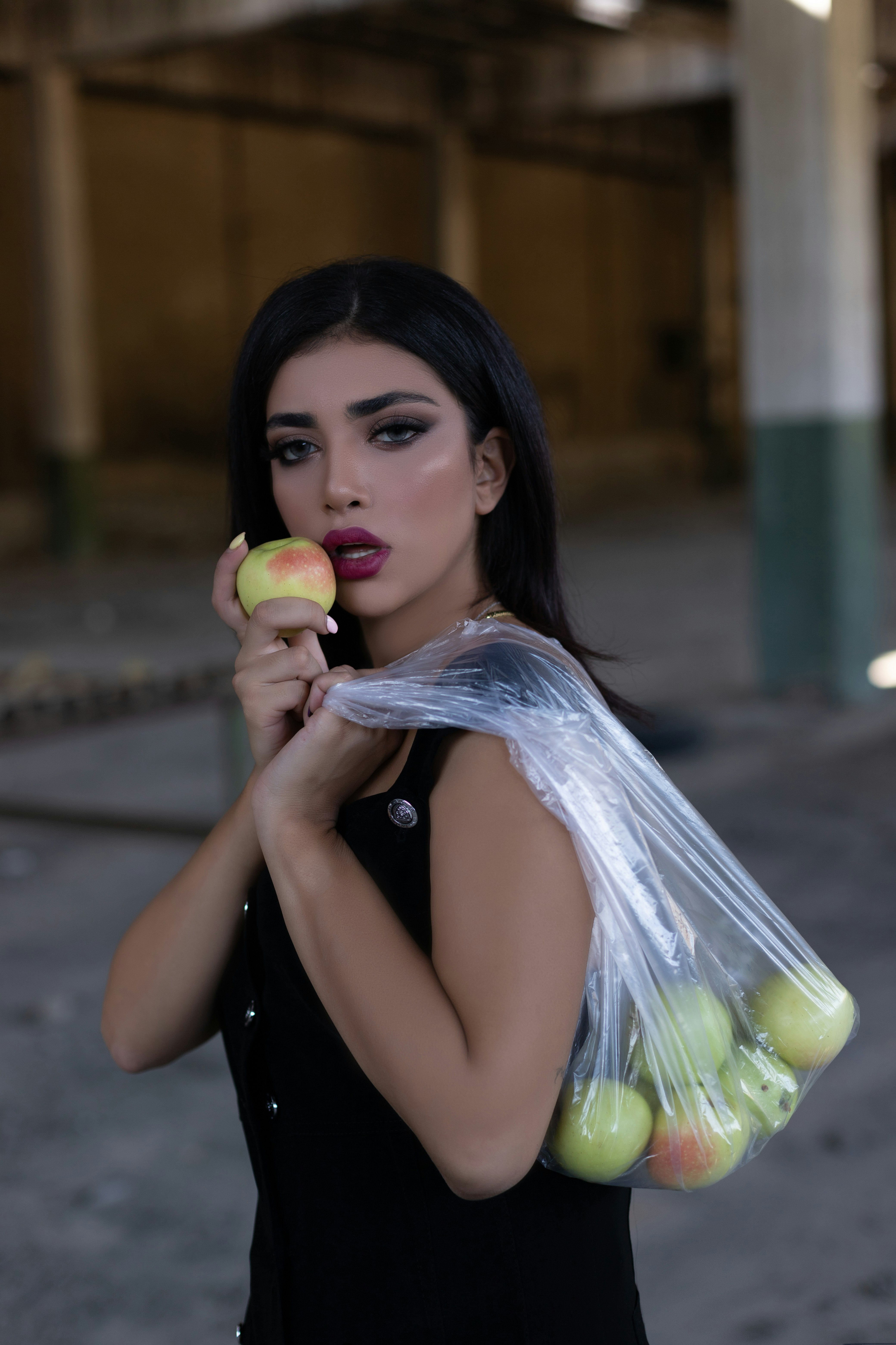woman holding green apple fruit